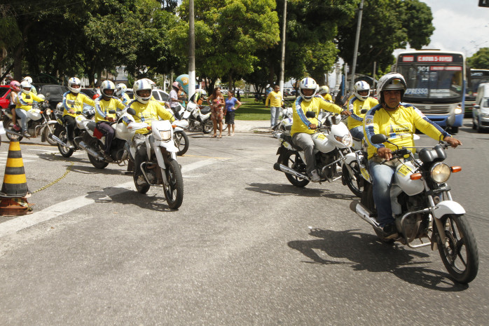 2015.04.22 - PA - Belém - Brasil: Prefeito Zenaldo Coutinho entrega permissões de serviço de mototaxista e pontos de taxi em cerimônia em frente ao Paácio Antônio Lemos